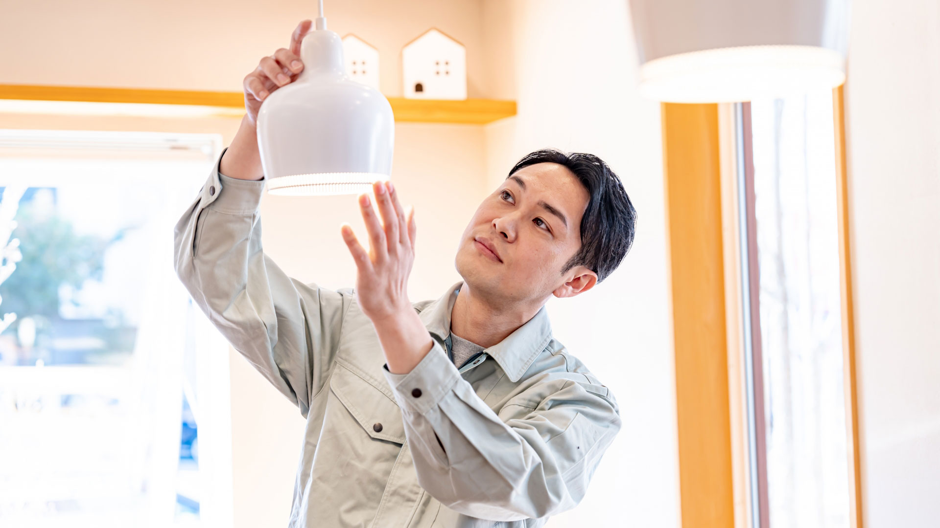 電球を変えている作業服の人
