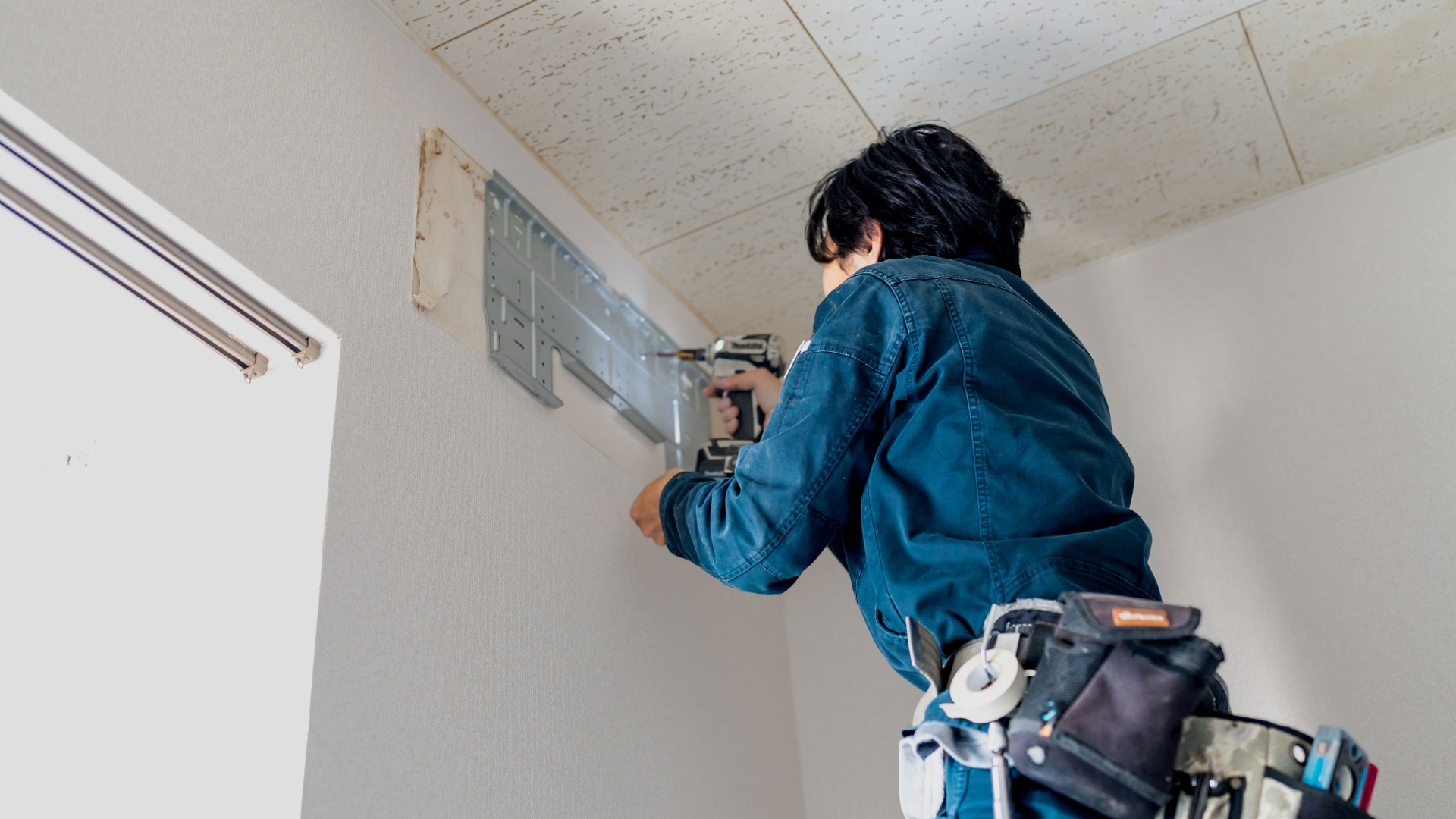 エアコンの設置作業中