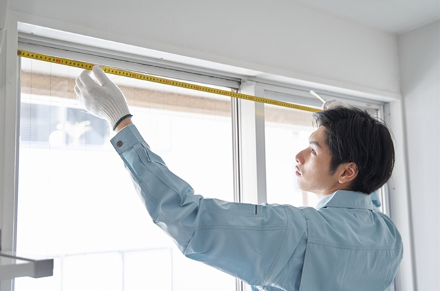 窓をチェックしている