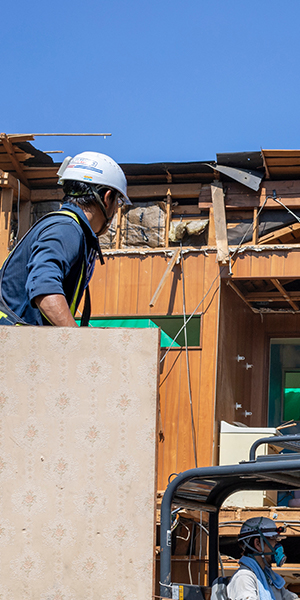 高層ビルの外観と青空
