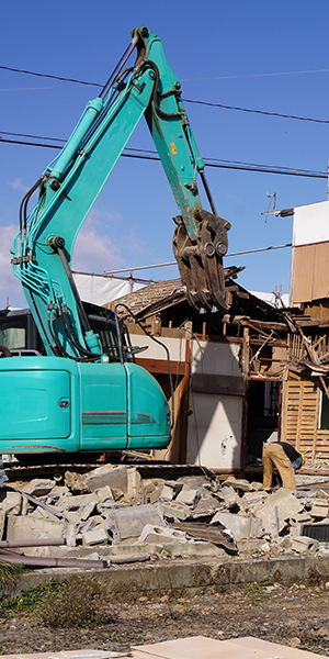 建設現場で作業中の黄色いショベルカー