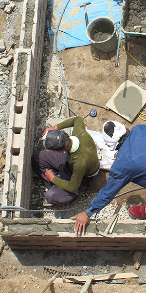 建設中の高層ビルと大型クレーン