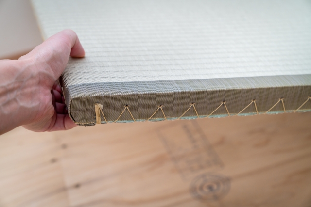 畳を持ち上げて「陰干し」