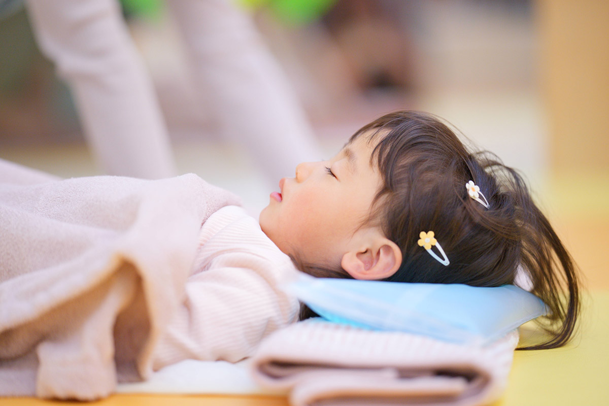 病児保育で寝ている子供