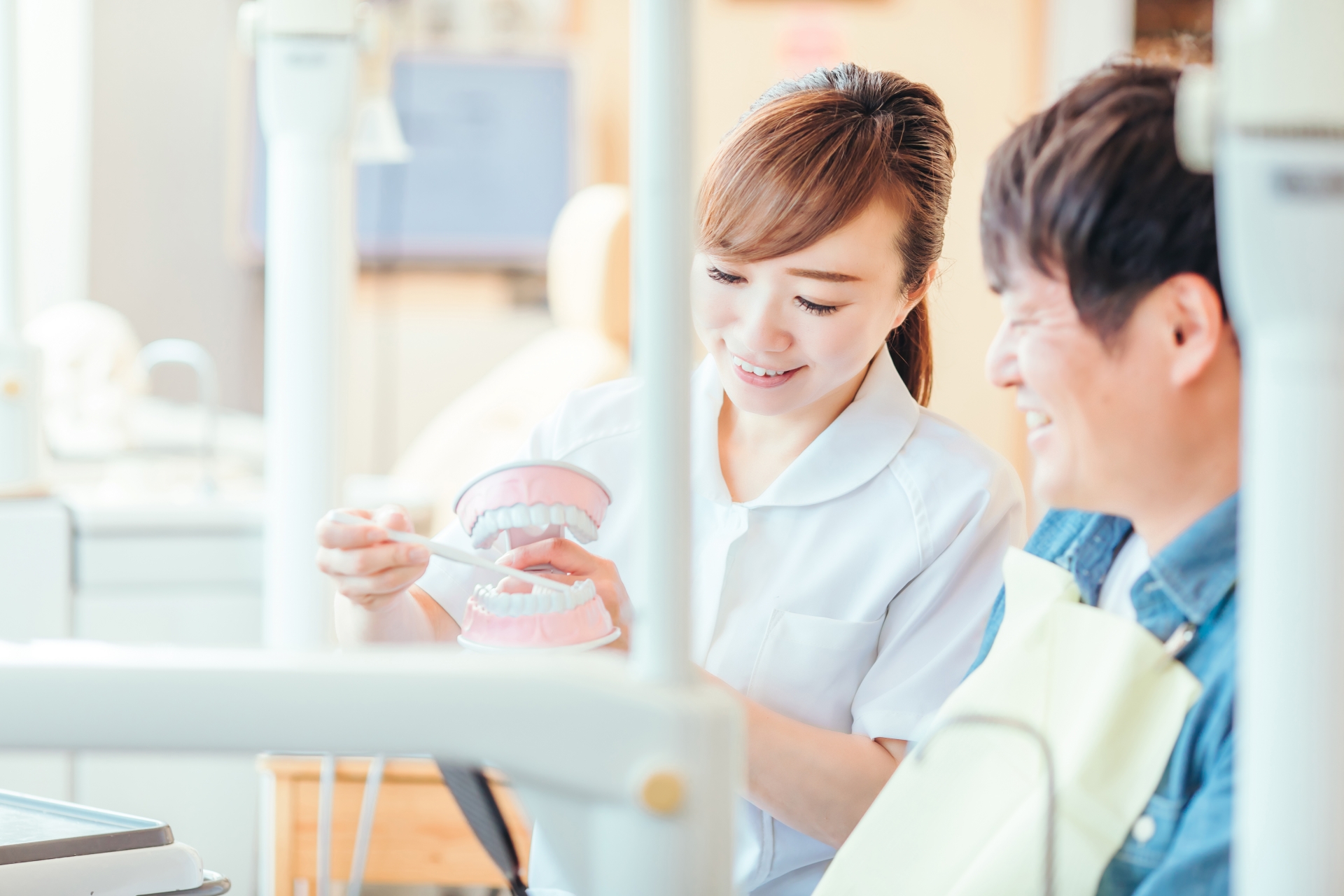 説明する歯科助手