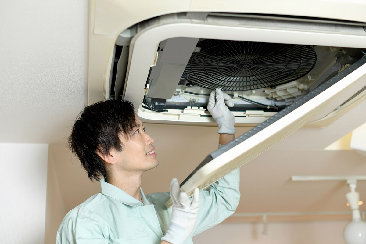 空調機器の保守点検作業
