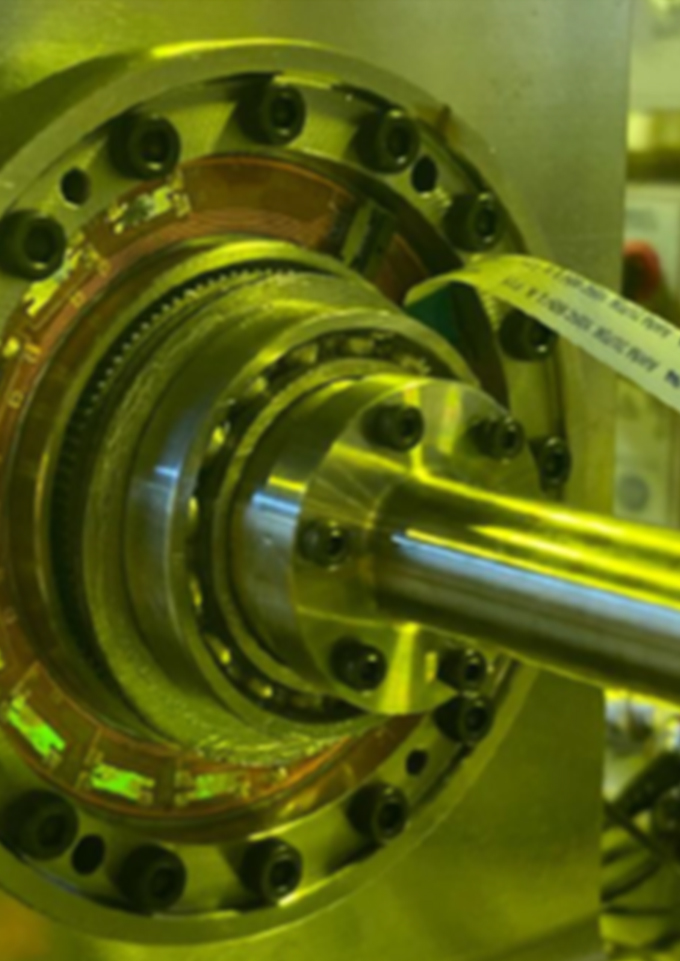 回転機構に取り付けられたフィルム型振動センサー