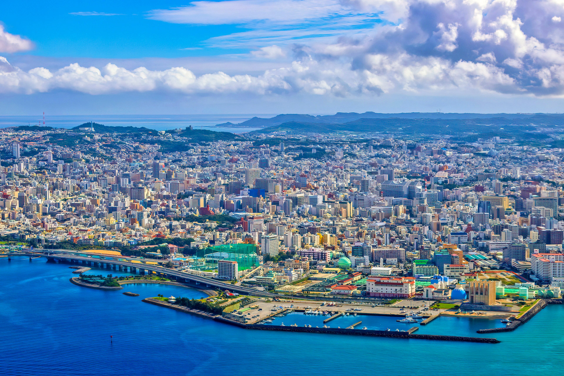 沖縄の街並みイメージ