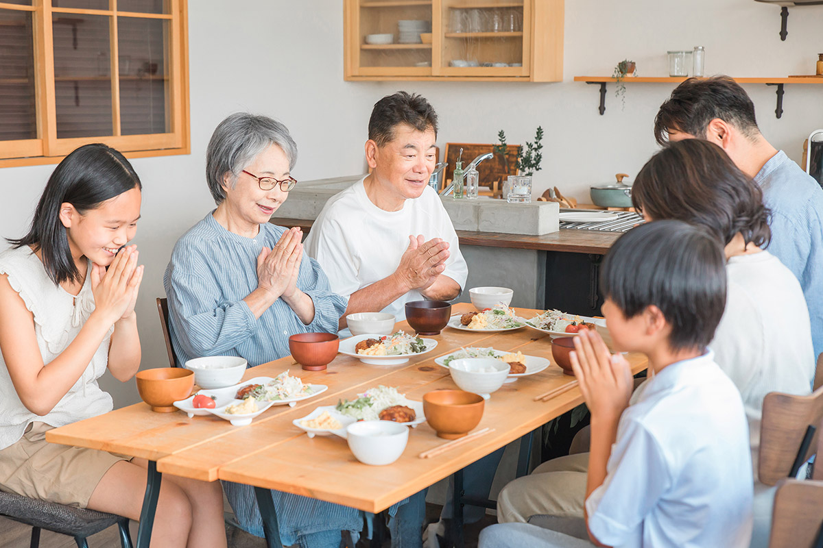 家族で囲む食卓のイメージ