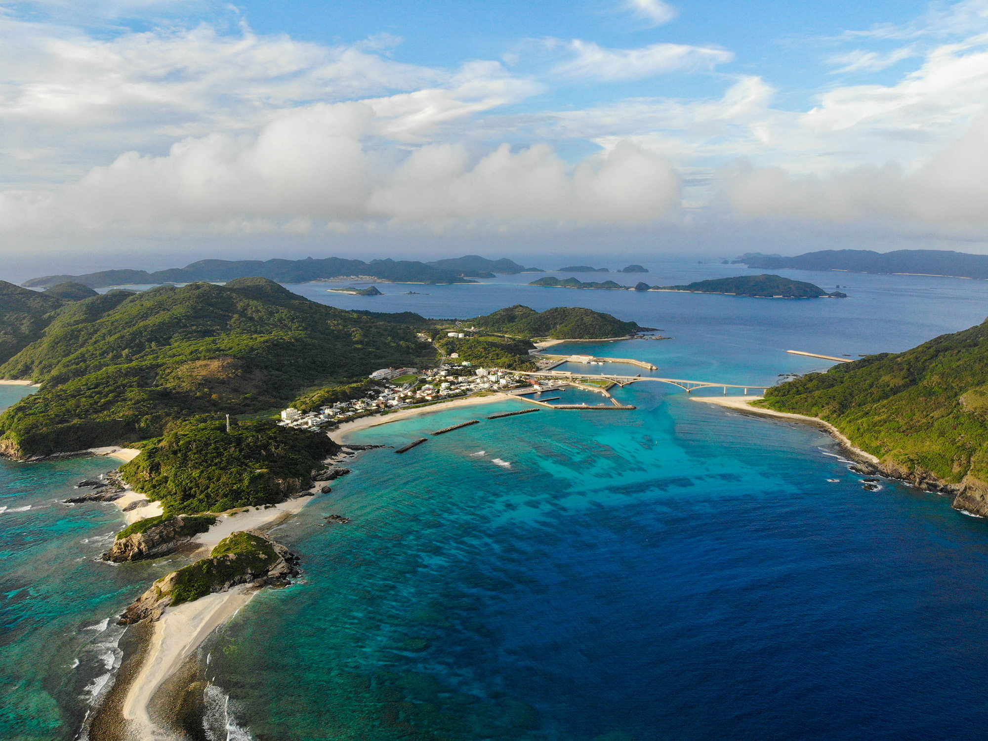 青い海と緑豊かな沖縄の島の風景