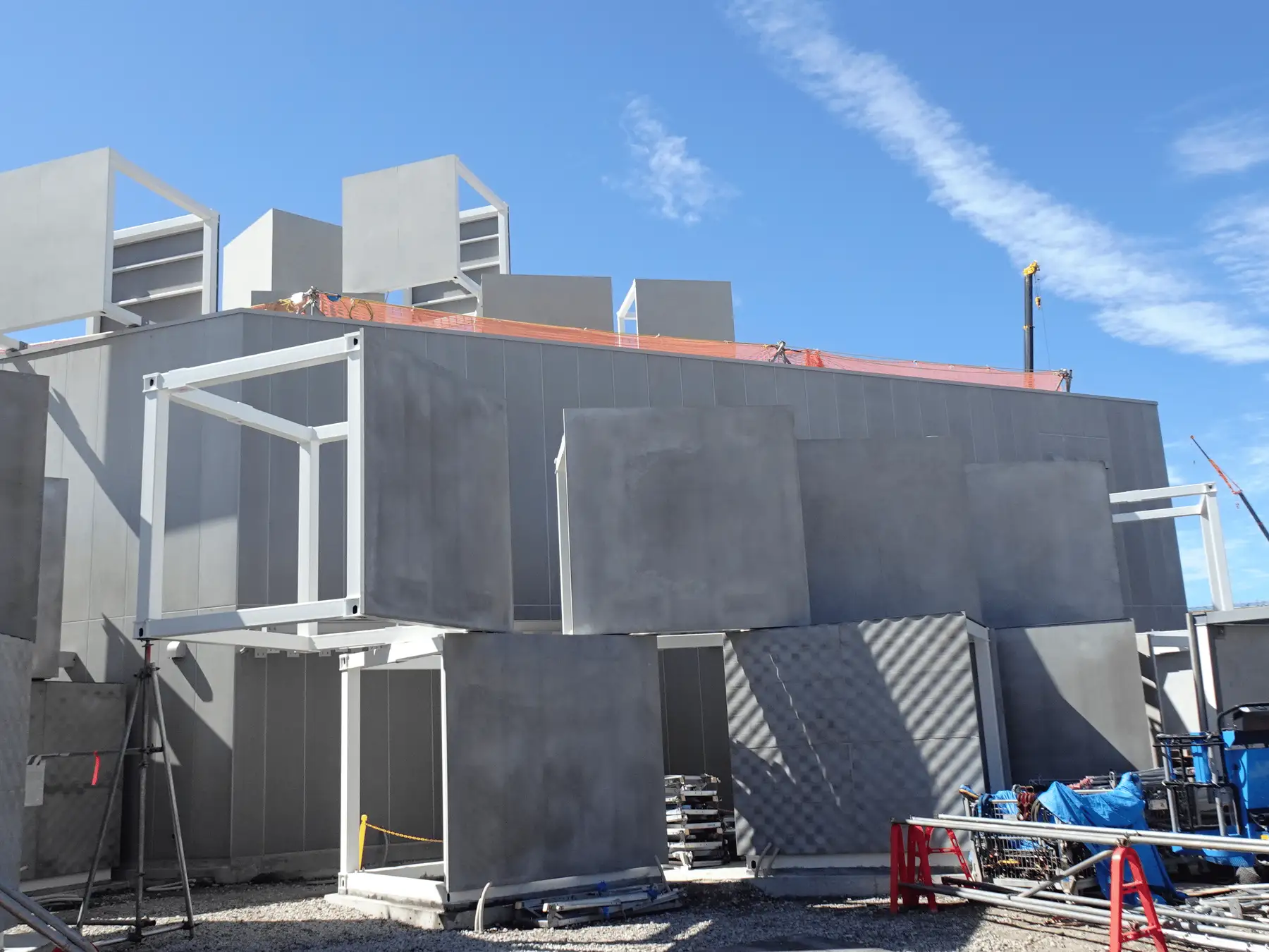 【河森館：キューブ状のセルに取り付いたHPC&reg;パネル】