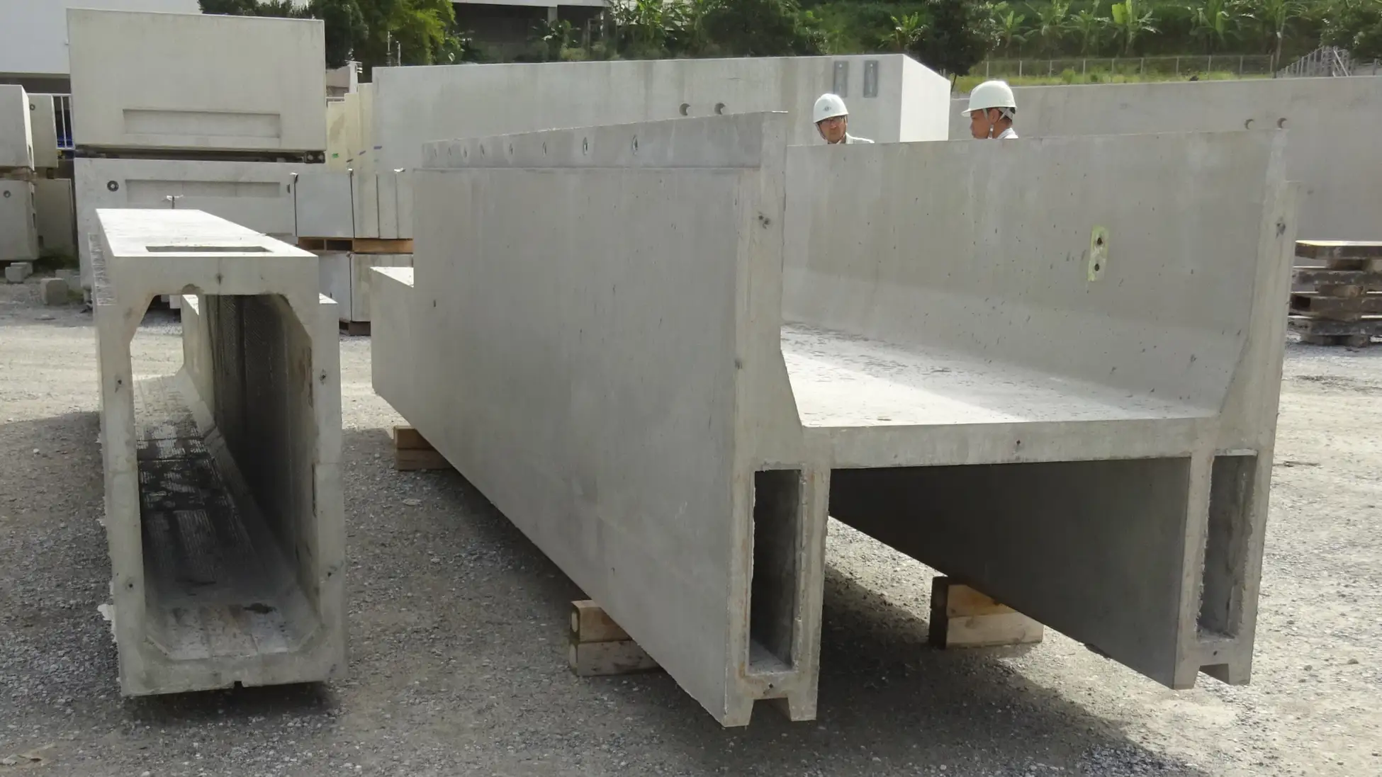 【建築物の軽量化に貢献したHPC&reg;パネル（施工前）】