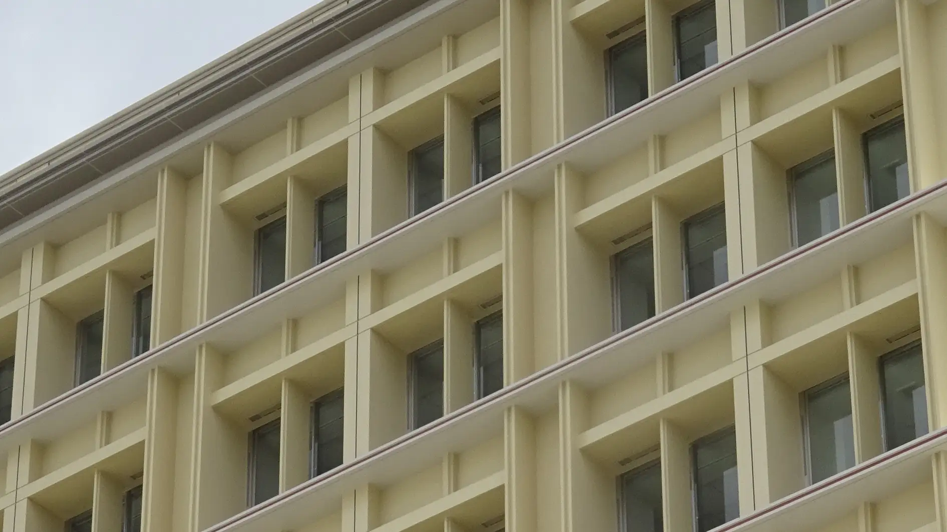 【建築物の軽量化に貢献したHPC&reg;パネル（施工後）】