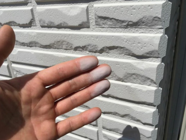 外壁を触ると手に白い粉がつく