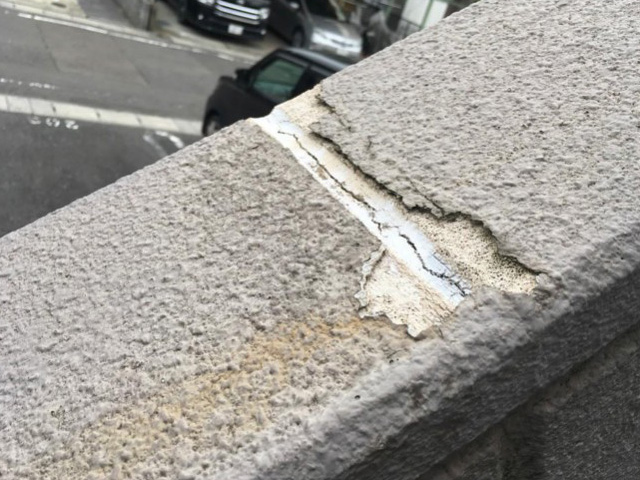 外壁にヒビ割れがある