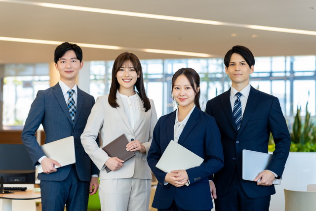オフィスで並ぶビジネスパーソン
