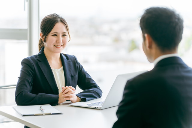転職面談をするビジネスパーソン