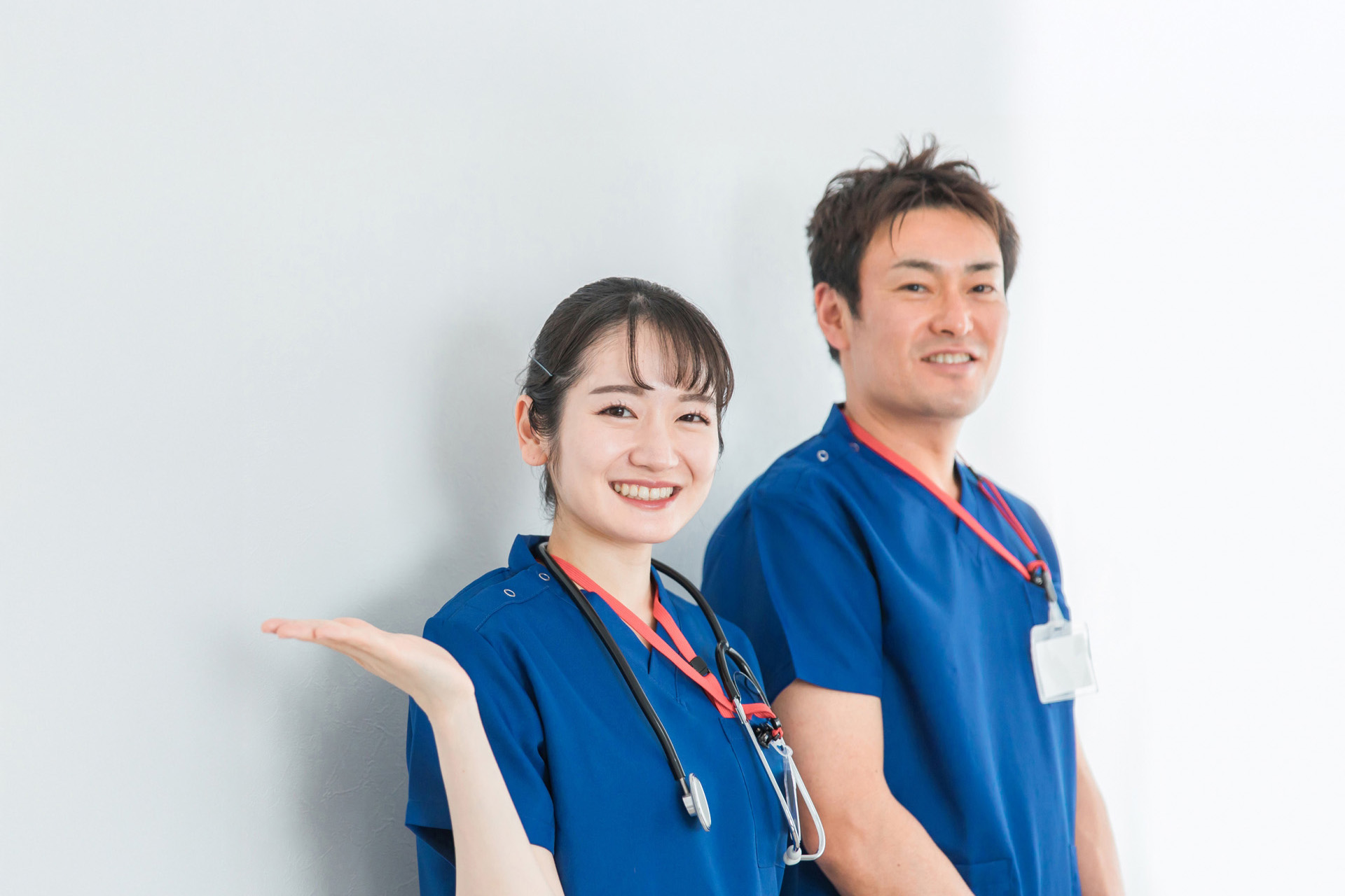 笑顔の医療スタッフ男女