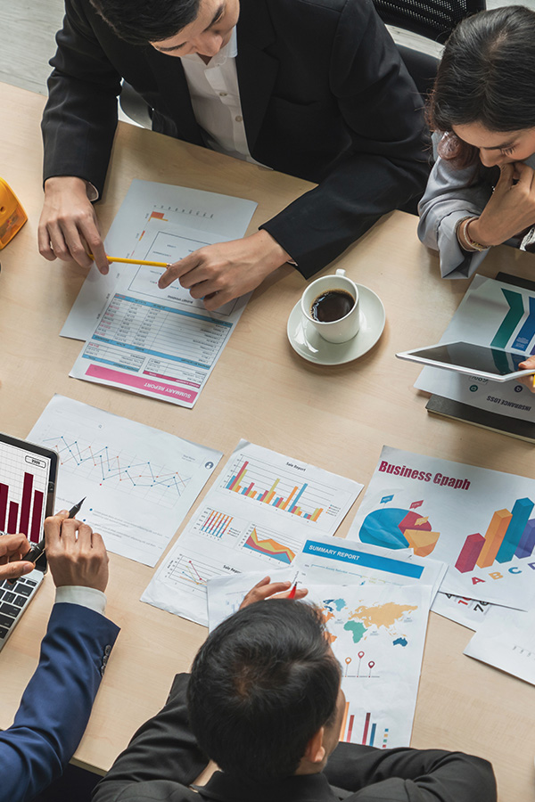 SNSマーケティング戦略を会議で話し合うビジネスチーム