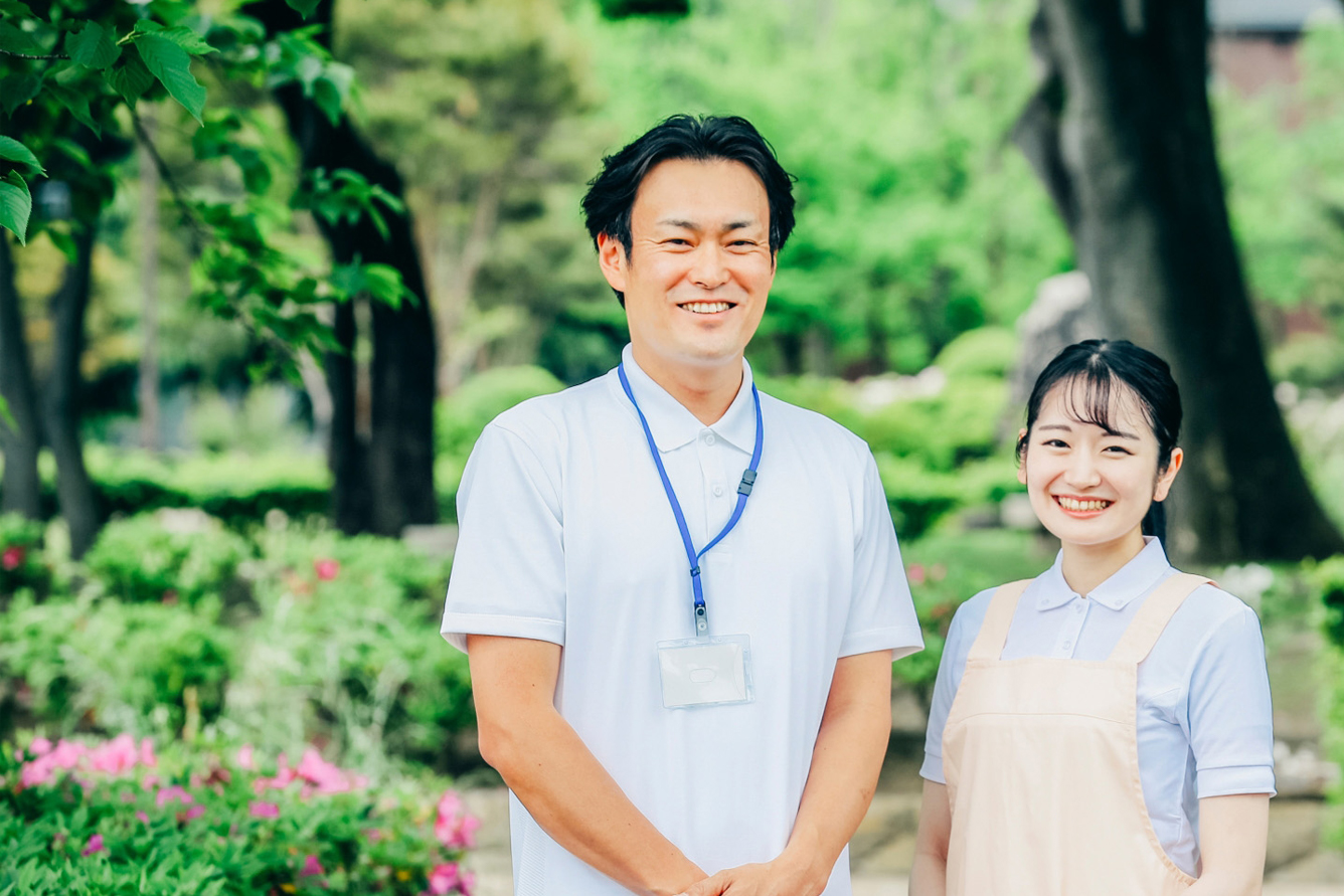 笑顔の男女の介護士