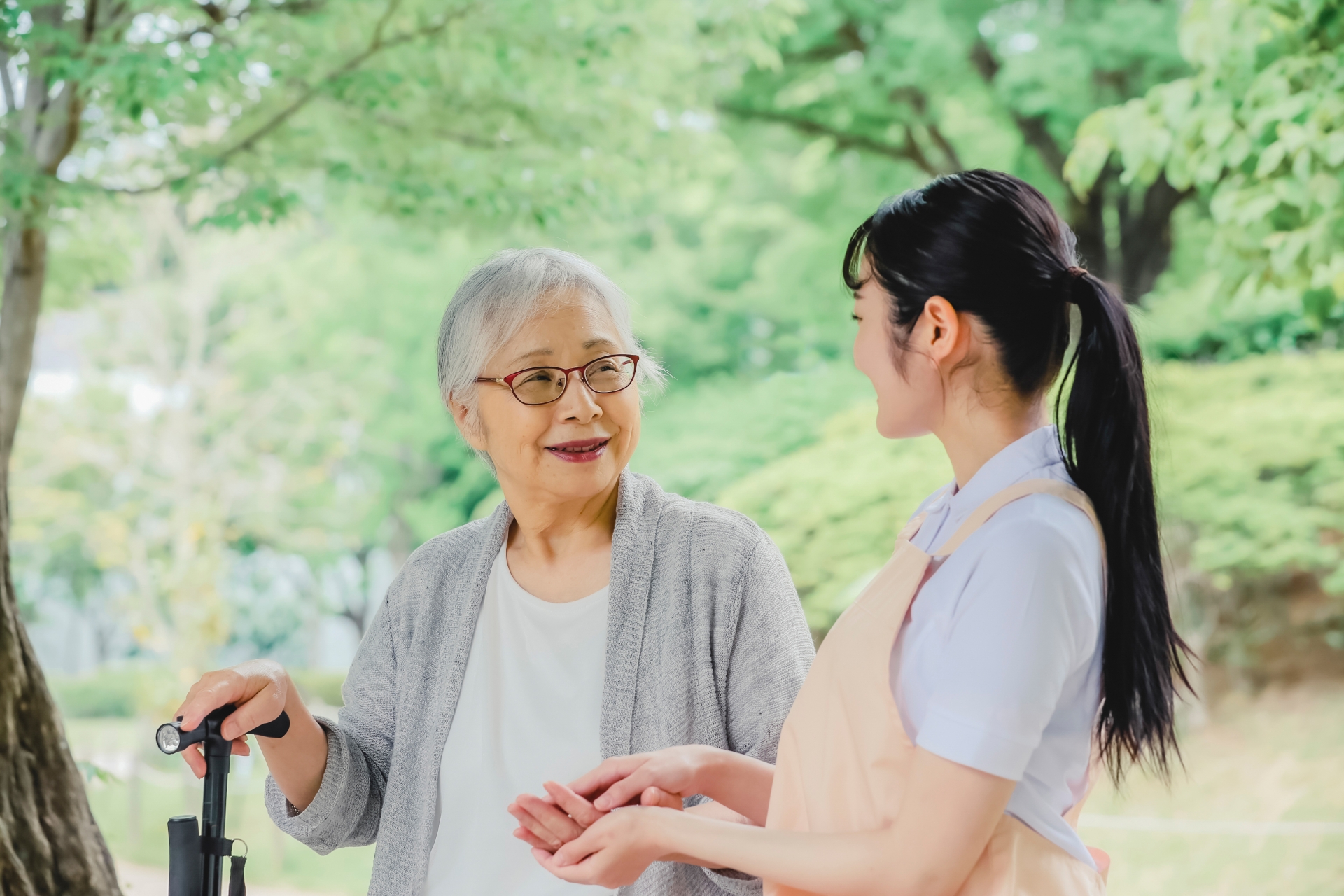 高齢女性と介護士の女性