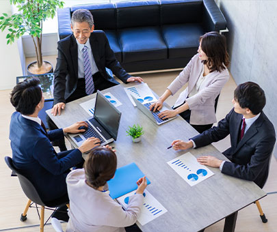 階段を下る女性