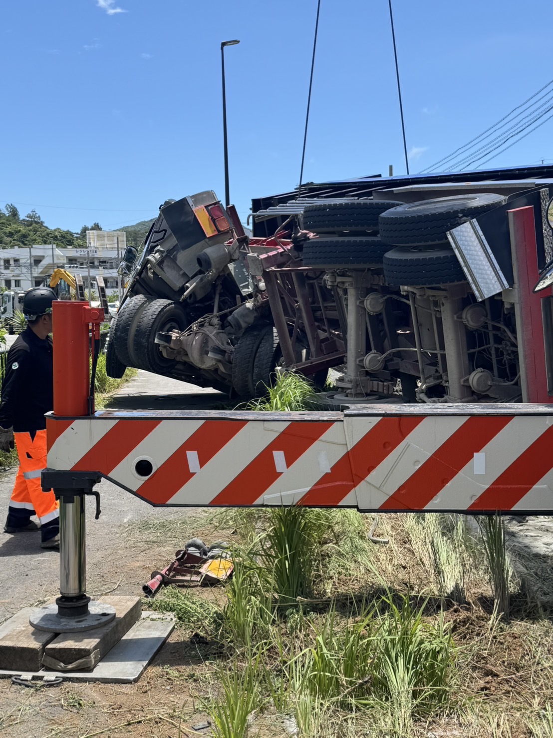 大型トラックが横転