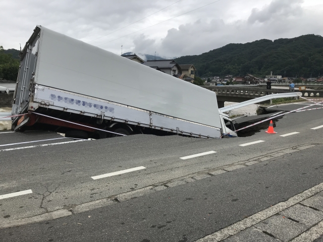 大型車両が陥没道路に落ちた