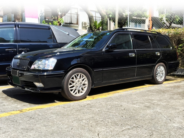 霊柩車が斎場前に停車している様子