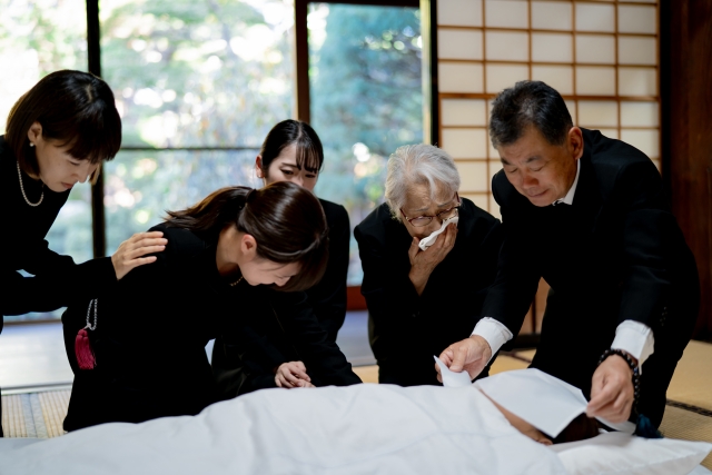 葬儀前に遺族とスタッフが和室で打ち合わせをしている様子