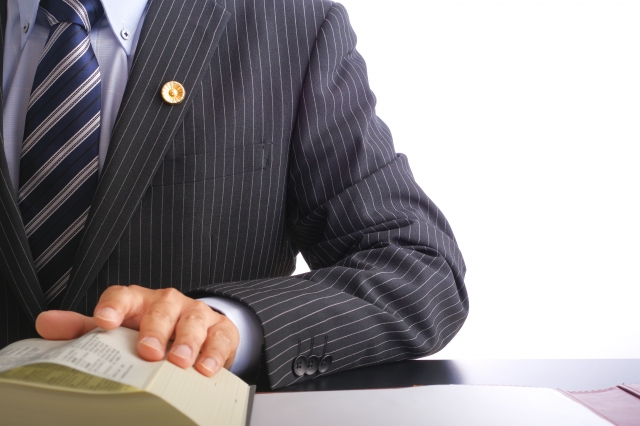 六法全書を読む男性弁護士