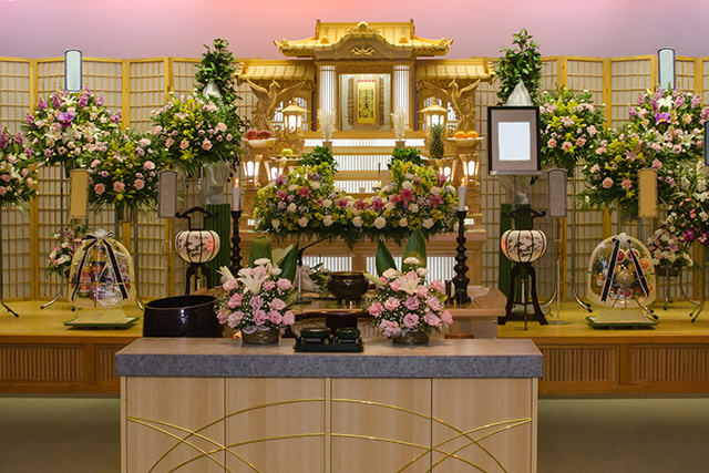 遺影や位牌、供物が整えられた本祭壇の全景