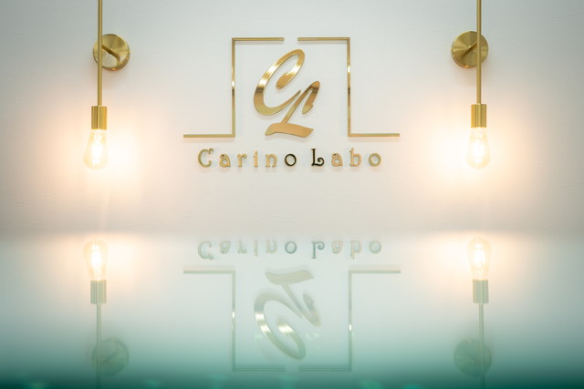 携帯を触る手元のイラスト