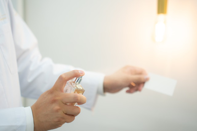 瓶に香水を入れるイラスト