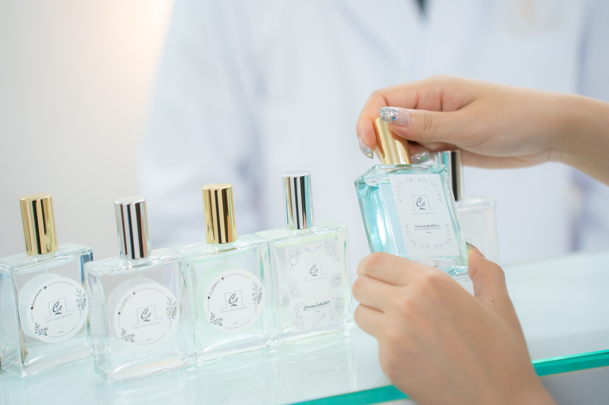 香水を手に吹きかける様子