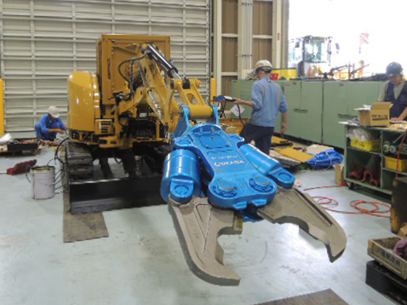 狭小地・密集地に強み｜“スパイダーロボ”工法採用