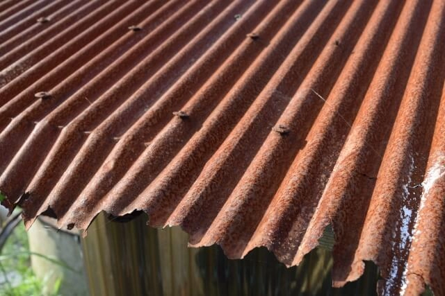 トタン屋根の錆が出ている