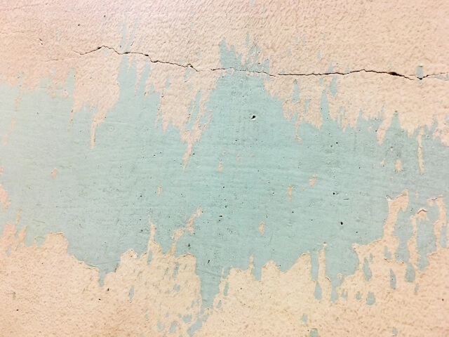 外壁の色が褪せてきた／ヒビが入っている