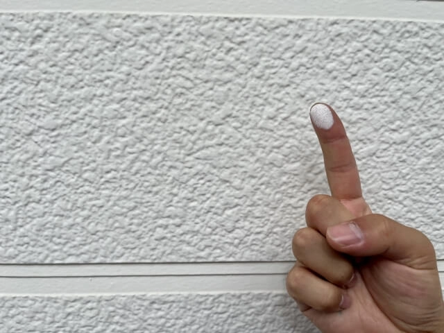 外壁に触ると手にペンキがつく