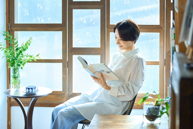 レストランで食事を楽しむ夫婦