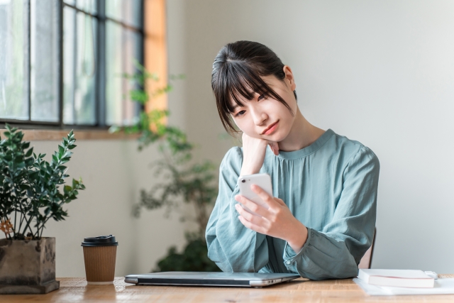 悩んでる人のイメージ