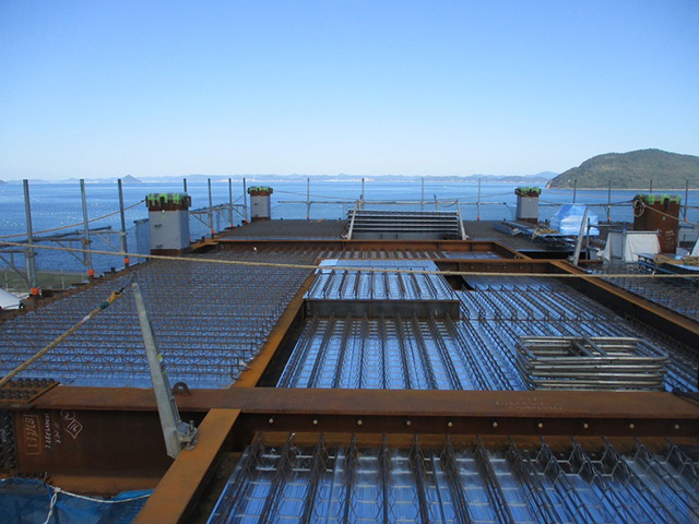 床版（デッキプレート）工事