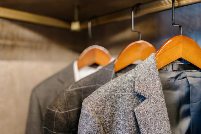 スーツやコート、ドレスも丁寧に