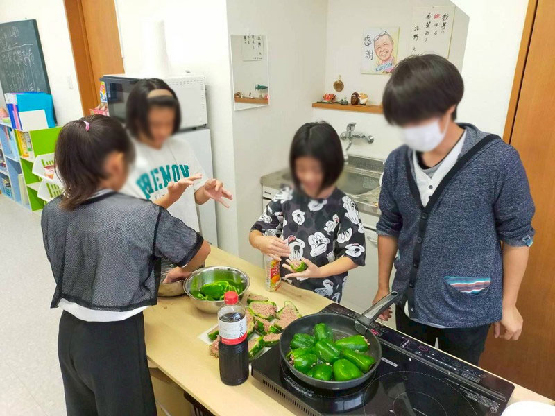 子どもたちと一緒に調理する「食育体験」