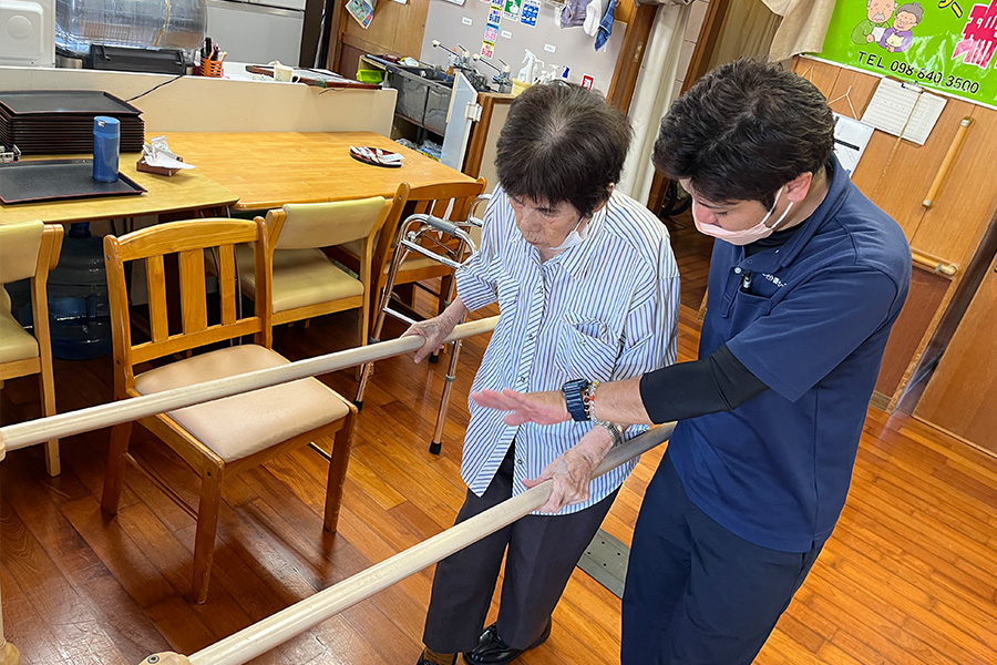 スタッフと利用者の様子