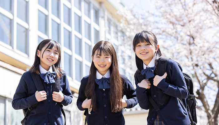 制服を着た学生