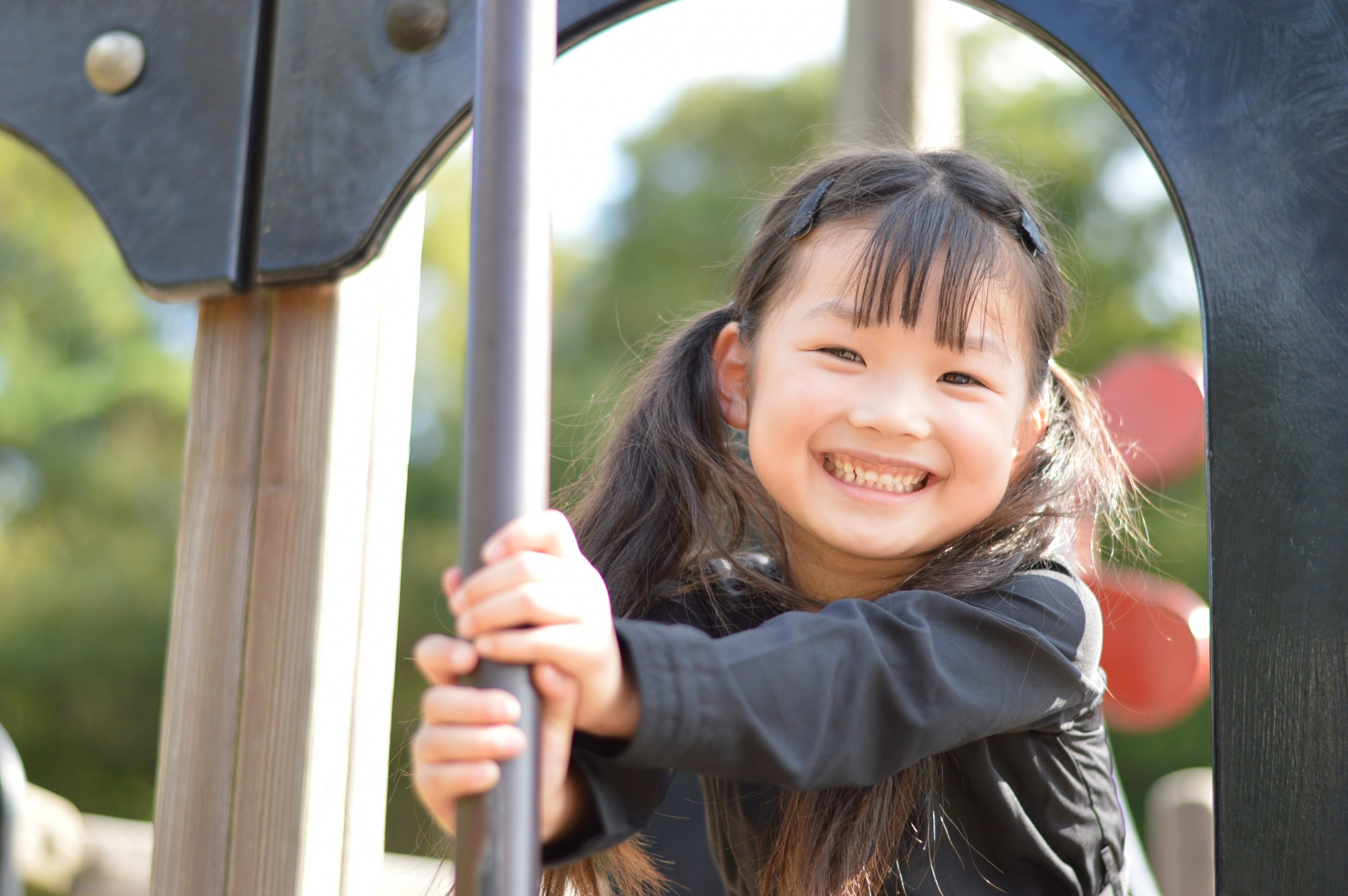子供が公園で遊んでる写真
