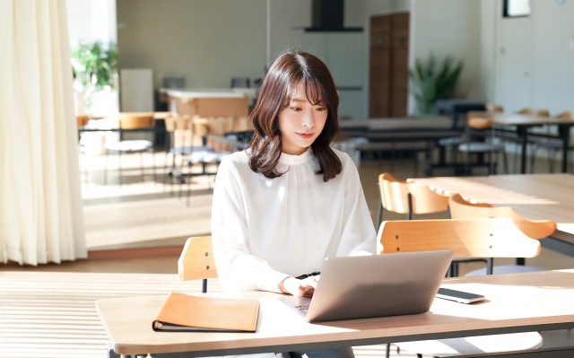 データ編集する女性