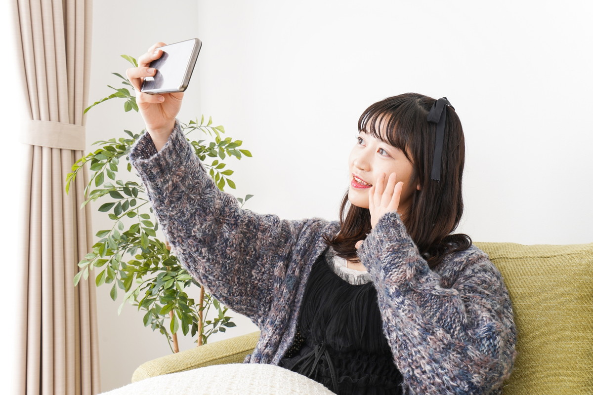 自撮りする女性