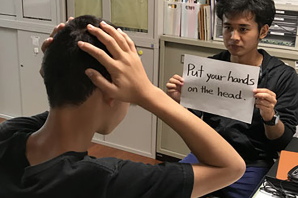 「見て動作する」